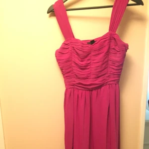  - Vacker lila klänning, perfekt till bröllop och fest. Längd 98 cm