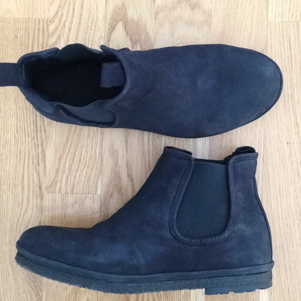 Brand new - never used - Filippa K Andy Chelsea Boot. Super confortable but unfortunately too small for me. 80% off the original price. Those boots need to get out for the winter! . Skor.