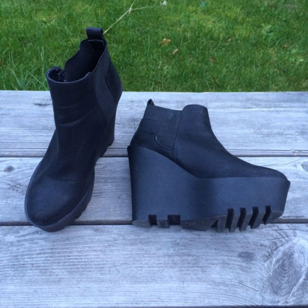 Svarta skor med hög kilklack, anv | Plick Second Hand