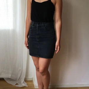  - Jeans kjol från monki, urtvättat svart. Hel och i bra skick. 