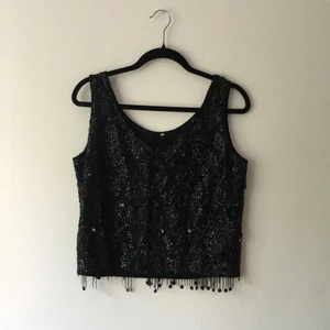  - Paljettväst, köpt på beyond retro (vintage butik) i Stockholm. Foder och svarta heltäckande paljetter på utsidan. Jag hade den över min klänning på studentbalen! Väldigt häftigt plagg, men en del paljetter längst ner har trillat bort så jag satte ner priset. 