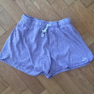  - Shorts från Nike.

Hämtas i centrala Göteborg eller skickas mot att köpare bet frakt.

Köp två eller fler plagg så får du det/de billigare till halva priset.
