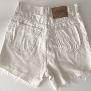  - Vita avklippta jeansshorts använda ett fåtal gånger. Fint skick, finns i Norrköping. 