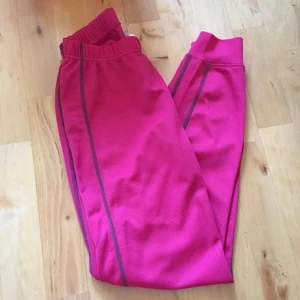  - Rosa skidunderställsbyxor från Everest. Använd fåtal gånger. Finns matchande tröja till salu för samma pris.