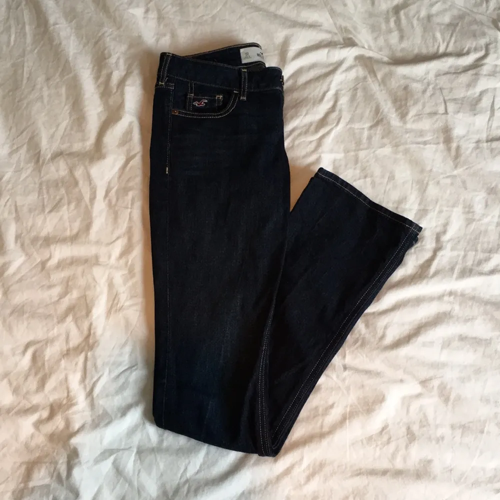 Snygga mörkblå bootcut jeans från Hollister!
Midja 25, längd 33, 1R.
Möts gärna upp i centrala Stockholm.
Tillkommen frakt står du för.. Jeans & Byxor.