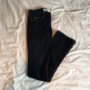  - Snygga mörkblå bootcut jeans från Hollister! Midja 25, längd 33, 1R. Möts gärna upp i centrala Stockholm. Tillkommen frakt står du för.