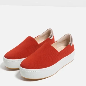  - Supersnygga alldeles nya, röda sneakers från Zara. Strl 37. Fås i centrala Sthlm eller postas mot avgift. 