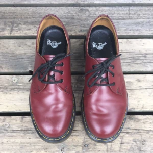  - Låga Dr. Martens i färgen cherry red.
Sparsamt använda och i fint skick pga jag råkade köpa fel storlek. 
EU 39, UK 6, US 8.

Jag kan mötas upp i Göteborg eller skicka- då betalar köparen frakt:))



