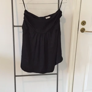  - Underbar kjol från Filippa k i härlig material.
Frakt tillkommer.
Bra skick.
