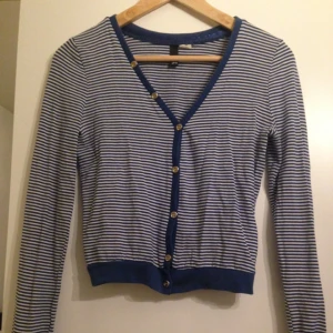  - Vit och blå randig kofta från HM, Storlek Liten 34, 51% Modal 42% Bomull 7% Elastan. Bra kvalité då den har använts mycket men fortfarande känns och ser ny ut! 
