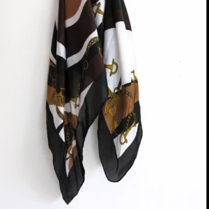  - Jättefin och helt oanvänd scarf från ginatricot med hästmönster i brun och guld. 
Väldigt mysig kvalité och perfekt att knyta i håret till beachen i sommar! 
77x77 cm. 

Fraktas för 35kr. Betalning via svisch 🐴✨