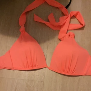  - Rosa bikini i storlek 38. Aldrig använd 