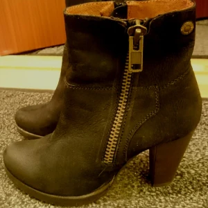  - Riktigt fina och sköna högklackade skor från Dasia.
Använda 4ggr. Nypris: 1200. Säljer för 500.- Finns att hämta i Väsby/Norrort men kan mötas upp i stan också. 