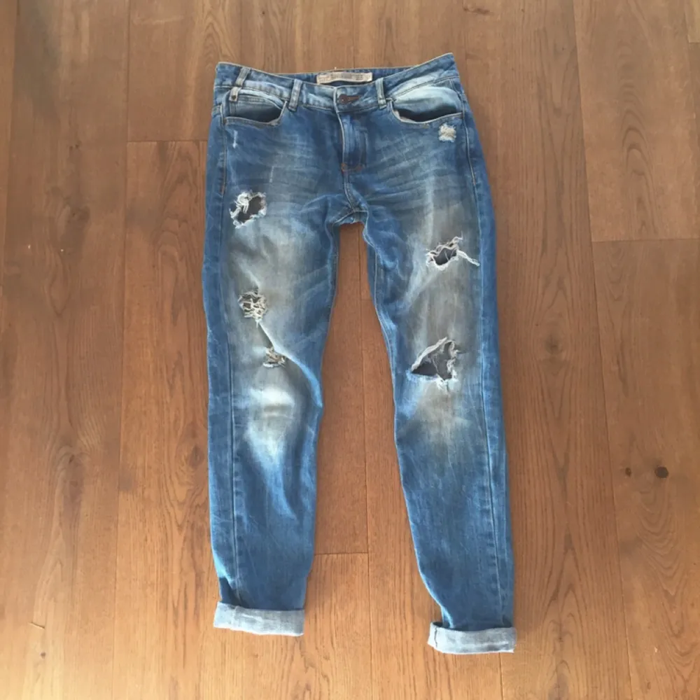 Slitna jeans i boyfriend modell från Zara i storlek 38. Möts gärna upp i Stockholm för leverering men kan även posta! Betalning via swish, kontant eller bankgiro.. Jeans & Byxor.