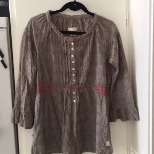  - Off molly blus strl 2! 
Använd ett par gånger! 
Har Swish, köparen står för frakten😊