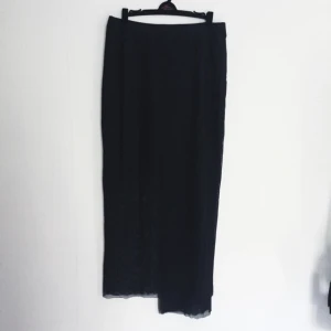  - Häftig svart chiffongkjol i flera lager. Syns bäst på bild 3. Stretchigt bekvämt tyg. Jättebra skick! Från weekday. Frakt 35kr! 

*Kolla gärna in min profil! Stor utrensning och sänkt pris på många av plaggen*