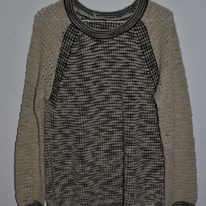  - Stickad tröja från Urban Outfitters. Sparsamt använd