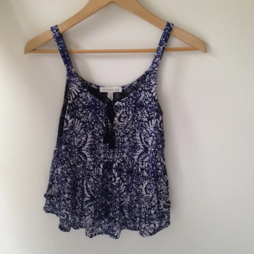 Aéropostale, blue and white tank with lace in the back and lacing in the front  Used twice . Skjortor.