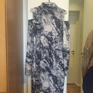 Mid length dress in marble print with cut outs on shoulders.