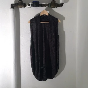  - ⭐️ Ärmlös Cardigan köpt i Japan, aldrig använd.
Strl M
Tar swish, kan mötas i Stockholms innerstad.
Köparen står för frakten.