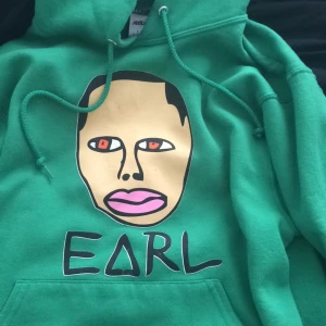  - Grön earl sweatshirt hoodie i storlek S men dock stor. Knappt använd och i extremt skönt material! 