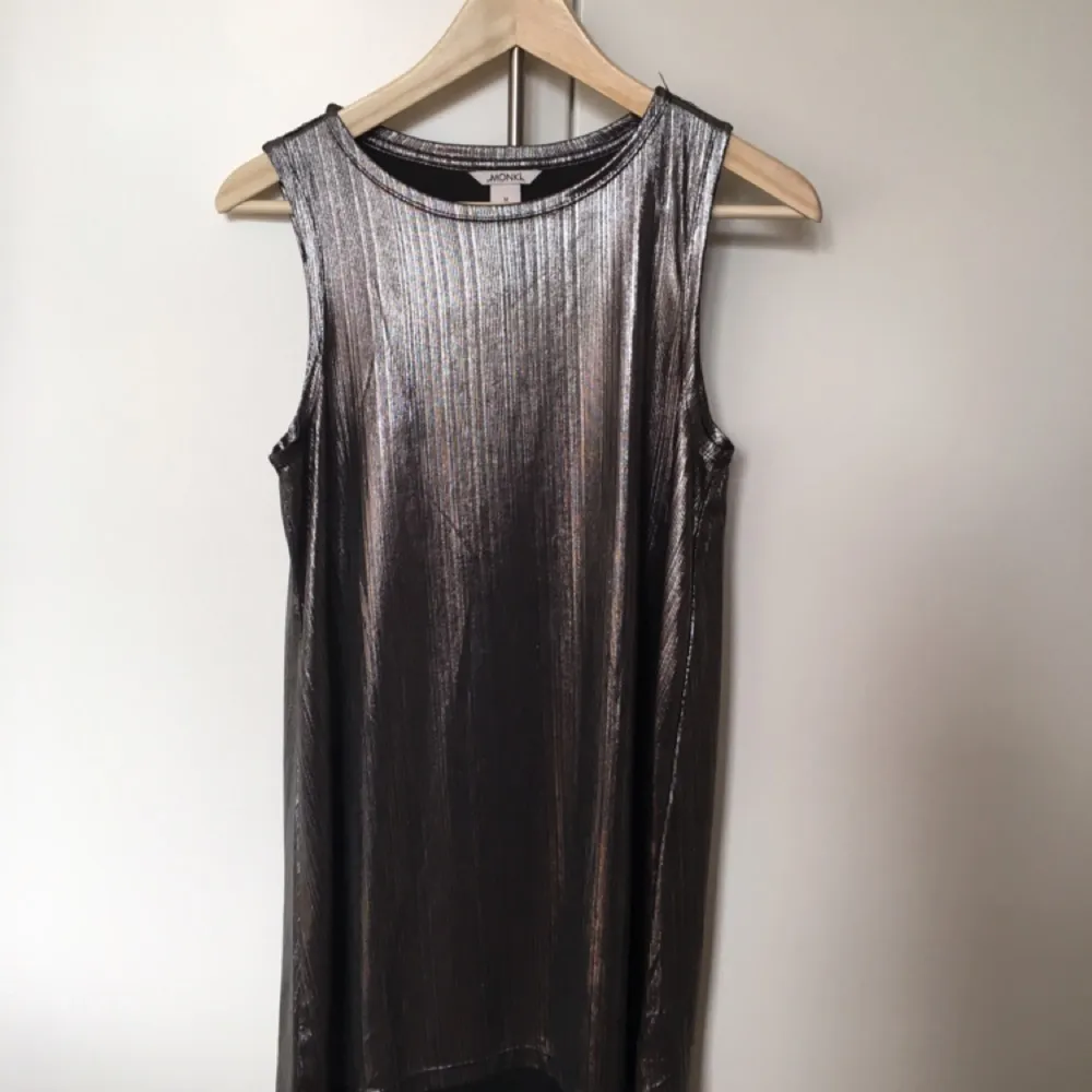 Disco dress from monki, used very few times , in great condition!!. Klänningar.