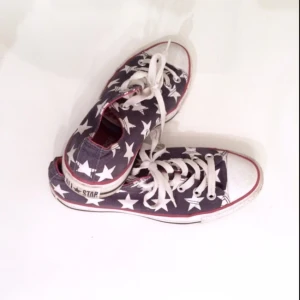  - Äkta converse i nyskick med stjärnor 