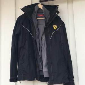 Höstjackan, fin svart med grå invändig löstagbar fleece köpt i Ferraributik i Italien, knappt använd.