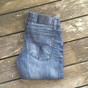  - Ett par Tiger Of Sweden modell slender, (slim) använda endast några få gånger, säljer dem pga att dem är för stora. Mottagaren står för ev kostnader. 
