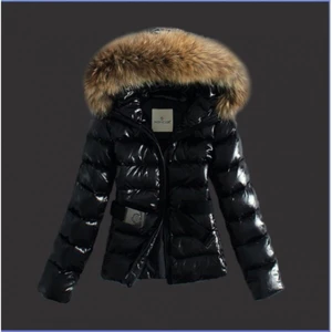  - Säljer min äkta Moncler med stor päls på luvan! Skriv i chatten så får du bilder på jackan 