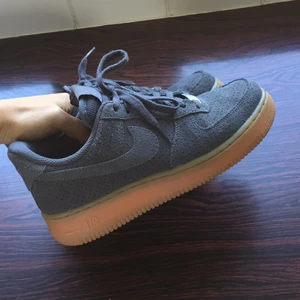  - använd ett fåtal gånger som ni ser på sulan. storlek 38,5. använder swish. frakten är 77kr men avhämtning går också bra! 
har du något i samma värde som jag vill ha så kan vi byta😉 
kolla in min ig: Gwendelinen för saker som jag kanske kommer säljare senare