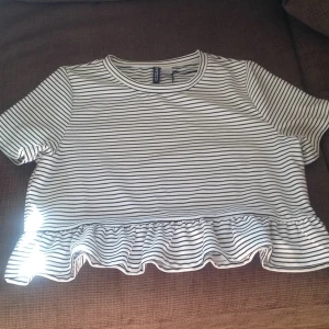  - Randig croptop från H&M, aldrig använd