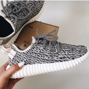  - Yeezys 
Använda få tal ggr! Storlek 37. Äkta. Köpta för 1200:-
Skickas med posten. Frakt 70:-
