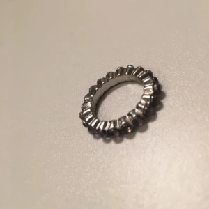  - Diamant tumring, alltså medat att bära på tummen. Oanvänd pga för stor. 
Köparen står för frakten 🍂