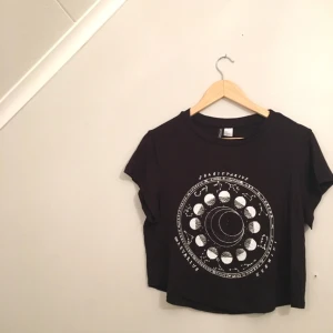  - T-shirt med stjärntecken som tryck. Från HM divided, använd 2 gånger, i bra skick! Stretchig och skönt material. 
Köparen står för frakten 🌸
