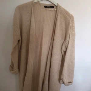  - Mysig lite längre kofta som passar de flesta. Säljer den då den kommer alldeles för lite till användning. 
Kan frakta mot fraktkostnad.
                         🌊🌊🌊🌊🌊