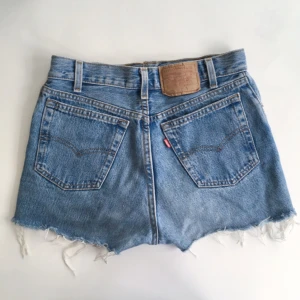  - Levis 501. Rätt liten i storleken, mer 25-26