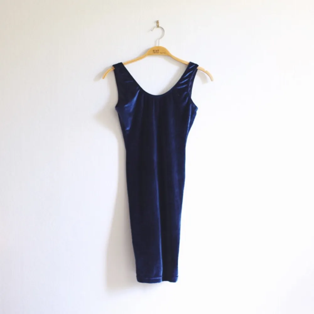 Mörkblå, kort fodralklänning i sammet med öppen rygg från American Apparel. . Klänningar.