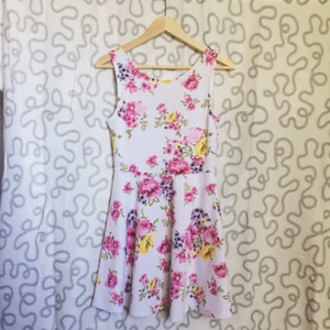  - blommig klänning med utsvängd kjol. söt som den är eller cool med rätt accessoarer.

kan mötas runt malmö/skicka mot frakt 🌸