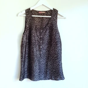  - Leopardmönstrat gråblått linne i sidenliknande material. Passar både M/S. Superfint!
Märke: Saint Tropez

•
~🌸🌺🌸~
Priser alltid diskuterbara!
Möte i Sthlm/Köpare står för frakt
Swish/Bank/Paypal/Cash is Queen 👑
~🌸🌺🌸~
•