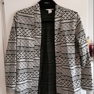  - Cardigan från HM i storlek 34. 
Endast använd ett fåtal gånger