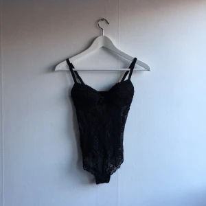  - Svart spetsbody