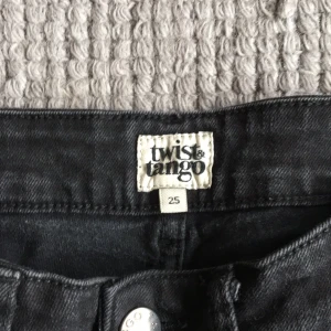  - Flared jeans från Twist & Tango! Lite utsvängda ner till. Höga i midjan :)