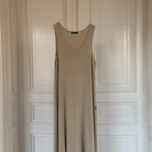  - Maxiklänning för maximal sommarfeeling.

Skickas mot att köparen betalar frakten eller hämtas i centrala Göteborg.

Obs! Köp två eller fler plagg så får du halva priset på det billigaste! 