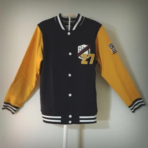  - Den coola bomber jacket köpte jag i sommras 2015. Den är i bra skick. 98％ ny. Hade på mig två gånger bara. Den passar både kille och tjej. På den andra bilden visas den rekommenderade kombnationnen av jacket. 

P.S. Halsbandet och toppen säljas också. Var snäll och hitta de i mina andra annonser om du är intresserad av dem.