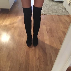  - Lårhöga stövlar i mocka från Bianco. Nypris 850:- Storlek 37, är i nytt skick!