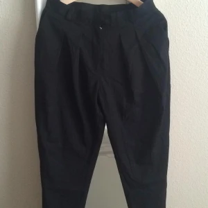  - Jättefina oanvända kostymbyxor i storlek S tyvärr lite för stora därför jag aldrig kunnat använda dem. 