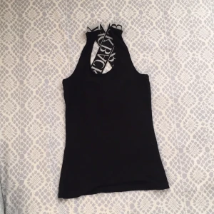  - Svart linne från Ann-Sofie Back! Back-loggan korsar ryggen. Ord pris 500kr