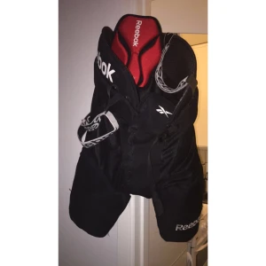  - Hockeybyxor Reebok 18k 
Nypris 1500kr
Använda en säsong 