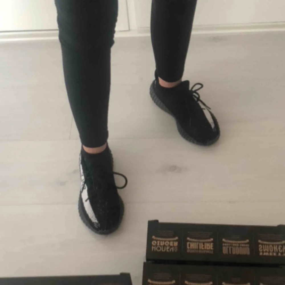 adidas yeezy skor, storlek 36, super sköna och ser exakt ut som äkta . Skor.